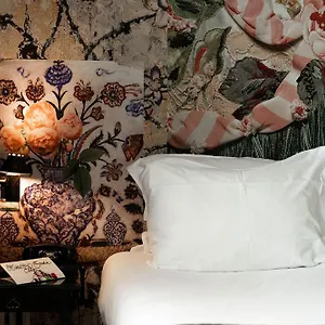 Du Petit Moulin, Haute Couture By Lacroix Hotel Paris